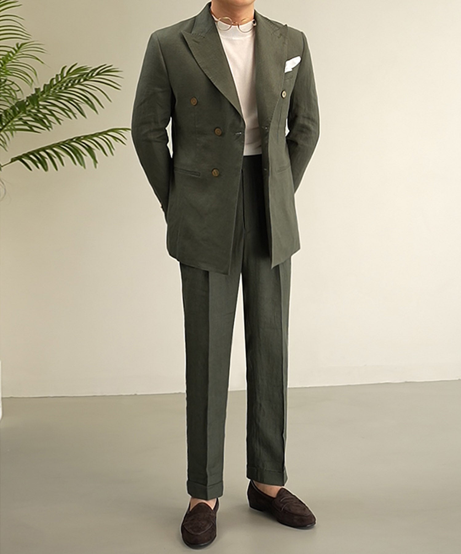 スリムフィット ダブルブレスト 6つボタン 麻 玉縁ポケット 胸ポケット 機能性抜群 シワになりにくい ピークドラペル エレガント テーラード セットアップ