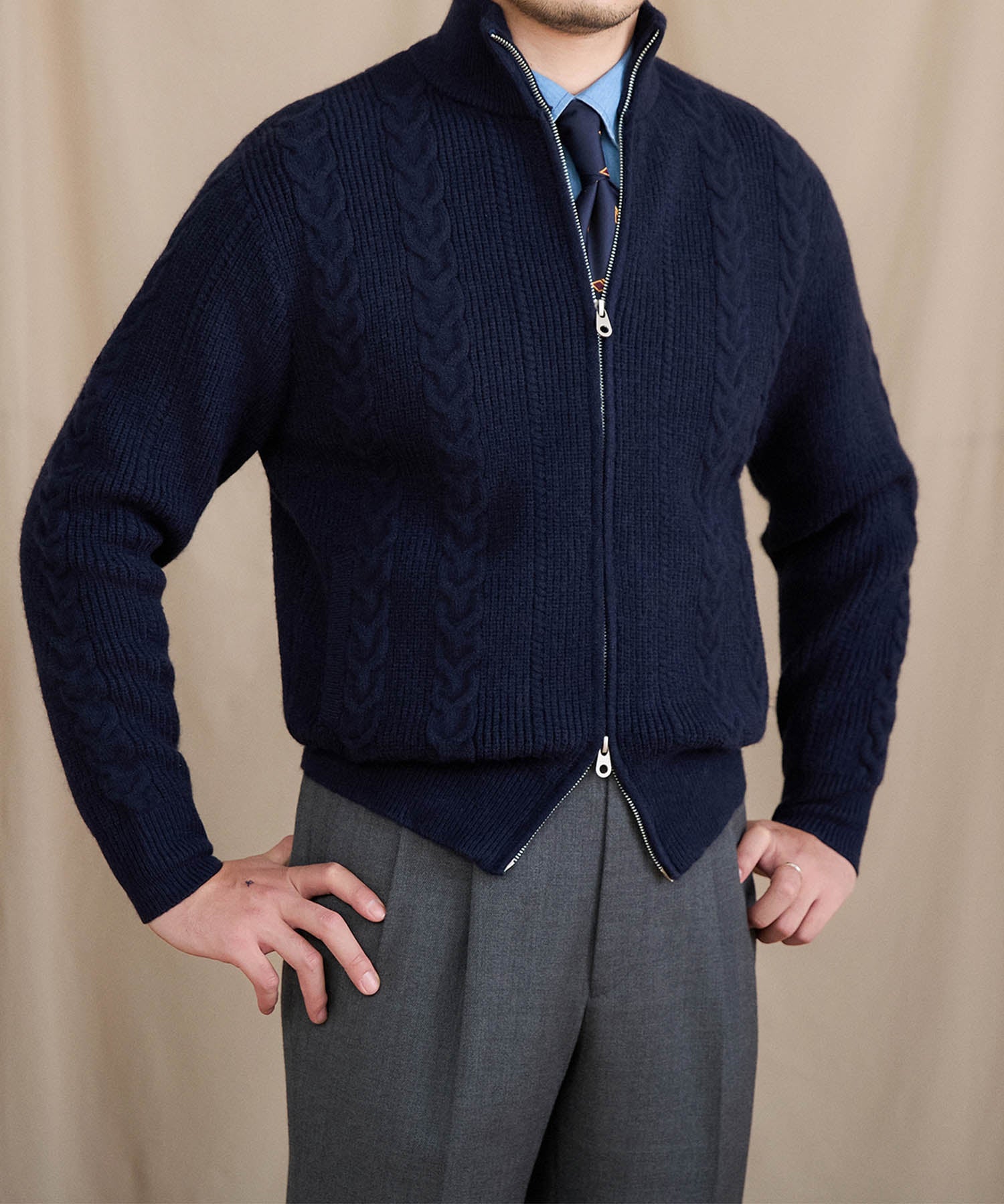 【COMING SOON】スリムフィット 2WAY 機能性抜群 オープン ジップ ケーブル編み シワになりにくい 清潔感 トップス リブ ニット セーター
