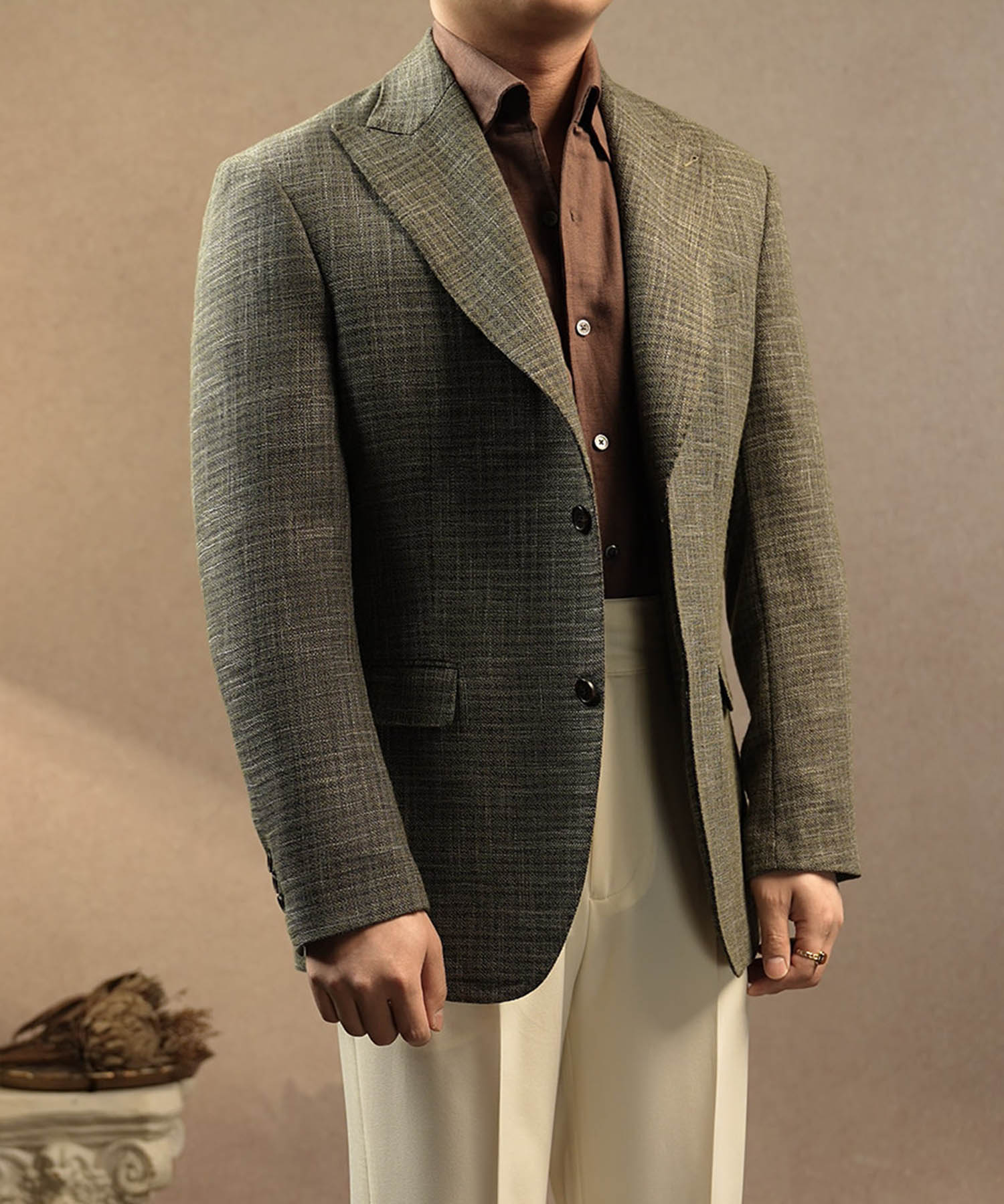 【NEW ITEM】スリムフィット シングルブレスト 2つボタン チェック 柄 ウール 天然素材 ピークドラペル フラップポケット クラシック スタンダード 機能性抜群 シワになりにくい エレガント テーラード ジャケット