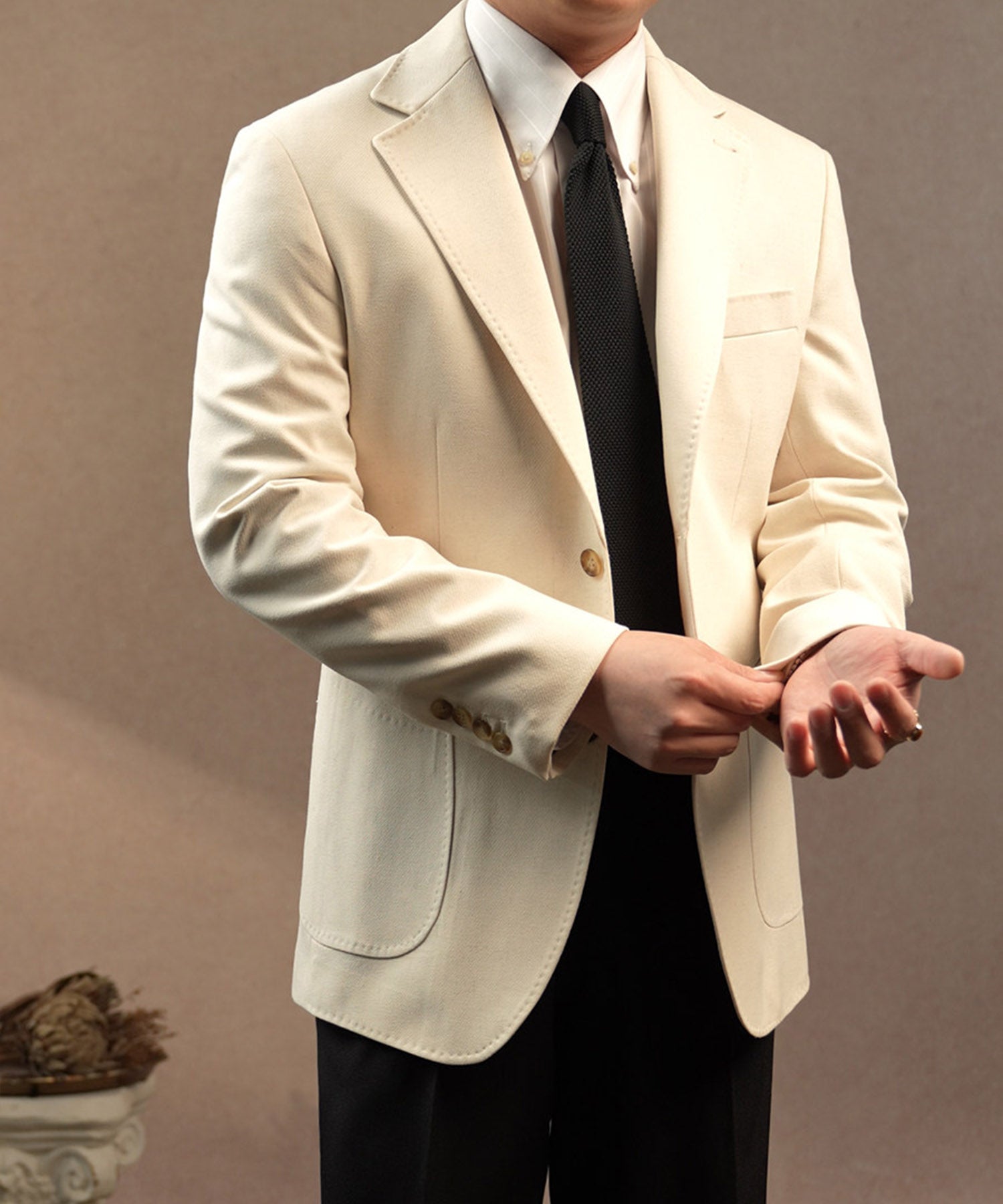 【NEW ITEM】スリムフィット シングルブレスト 2つボタン ノッチドラペル パッチポケット クラシック スタンダード 機能性抜群 シワになりにくい エレガント テーラード ジャケット