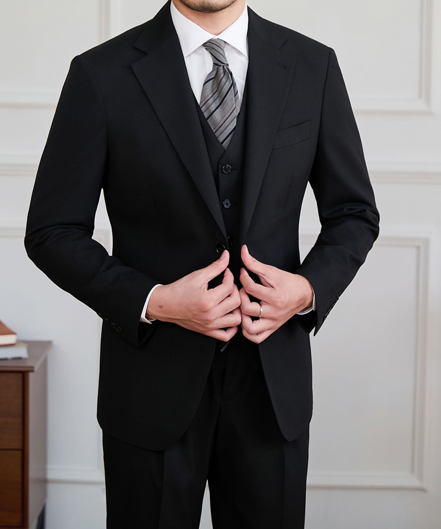 【NEW ITEM】スリムフィット シングルブレスト ノッチドラペル ベーシック スタンダード 機能性抜群 シワになりにくい エレガント スリーピース セットアップ