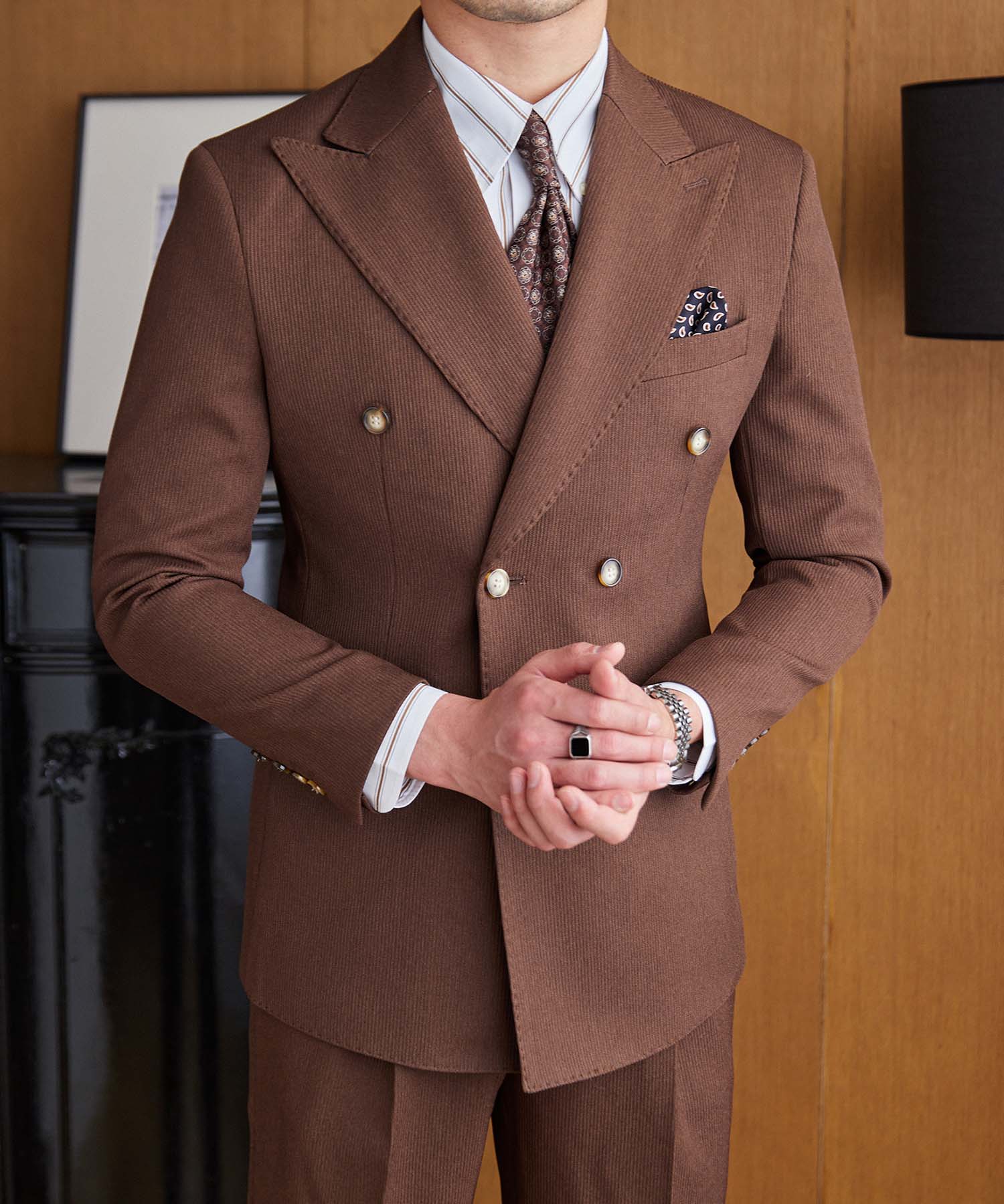 【ドラマ着用】スリムフィット ダブルブレスト ピークドラペル ジャケット 6つボタン フラップポケット 立体感 機能性抜群 シワになりにくい エレガント セットアップ