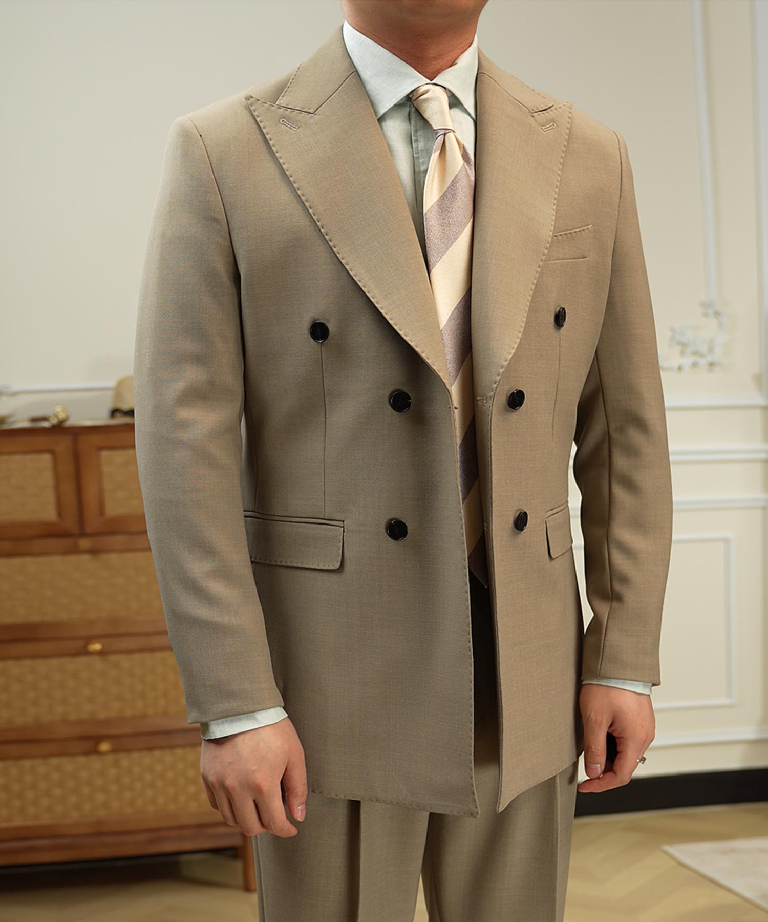 スリムフィット ダブルブレスト 6つボタン 無地 フラップポケット 機能