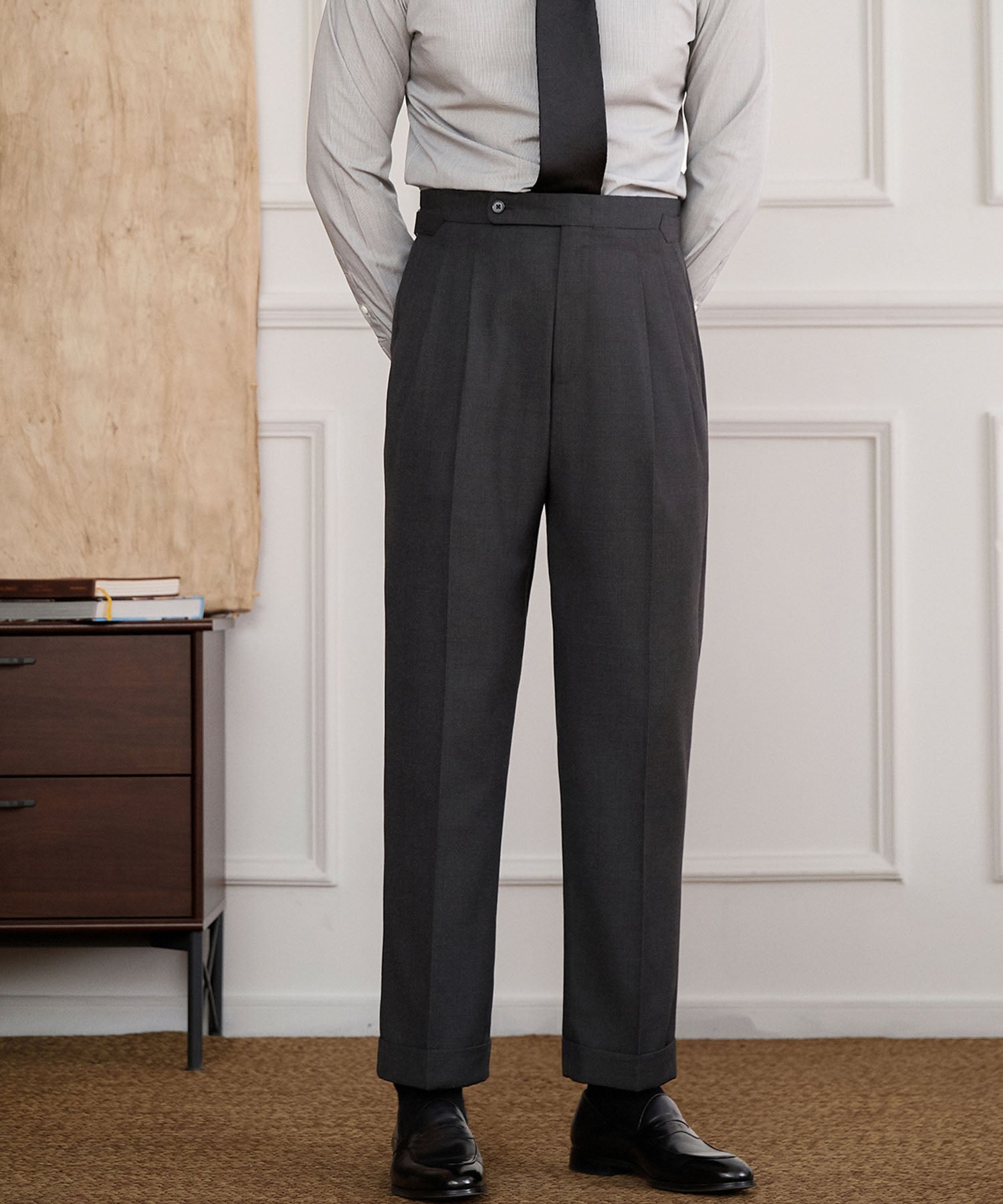 【NEW ITEM】スリムフィット 1つボタン ウエストサイドベルト サイズ調整可能 ハイウエスト タック クリース クラシック シワになりにくい ダブル トラウザー パンツ スラックス ズボン