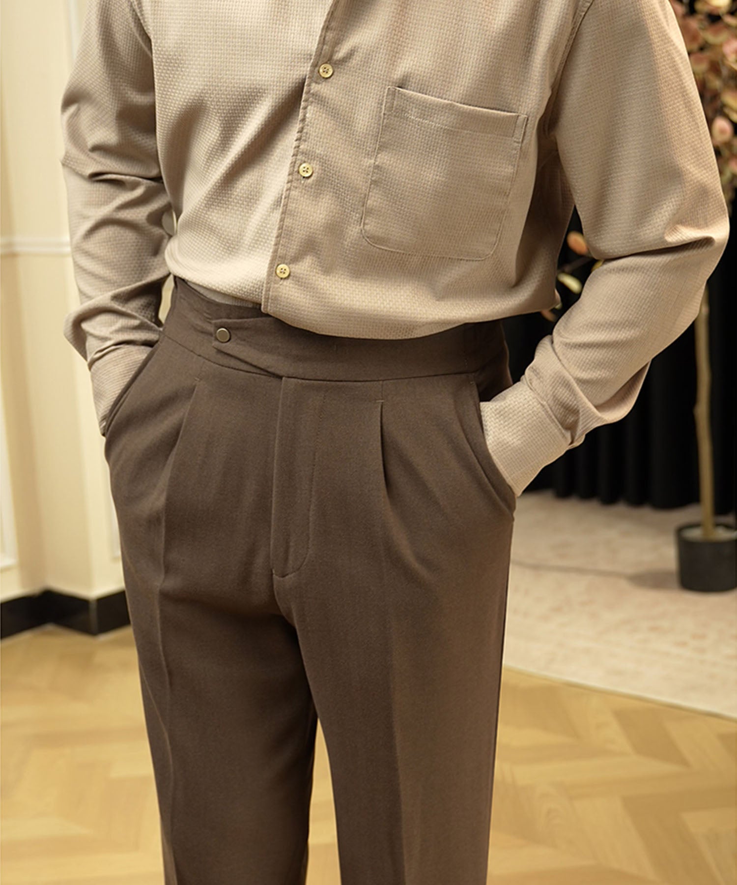 【COMING SOON】スリムフィット 1つボタン ラップウエスト ベルトレス タック クリース エレガント シワになりにくい ダブル トラウザー パンツ スラックス ズボン