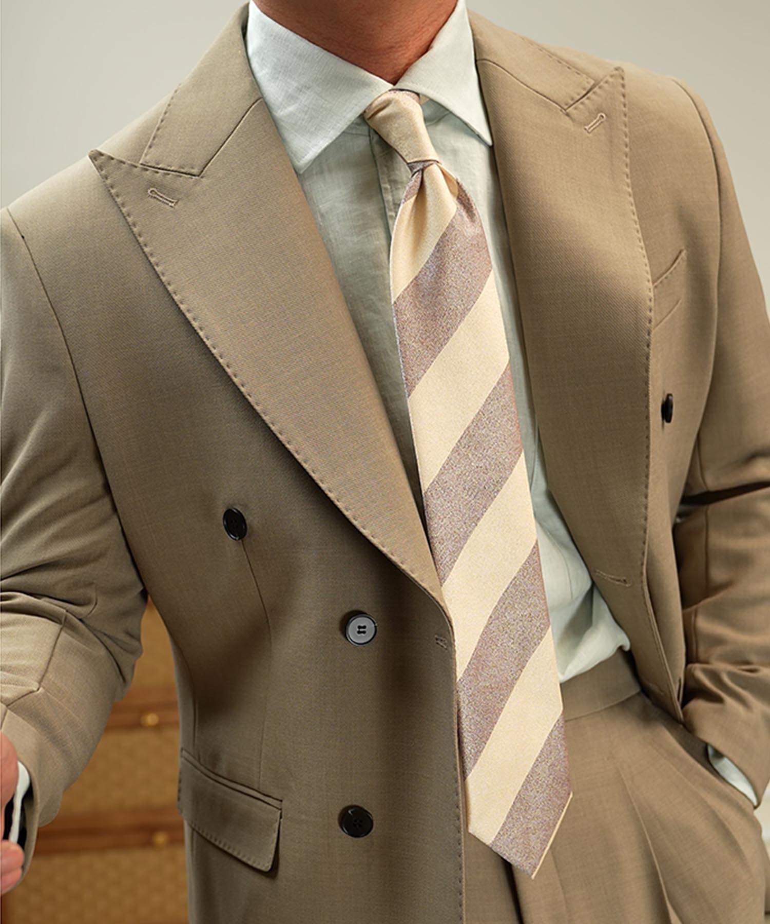 スリムフィット ダブルブレスト 6つボタン 無地 フラップポケット 機能