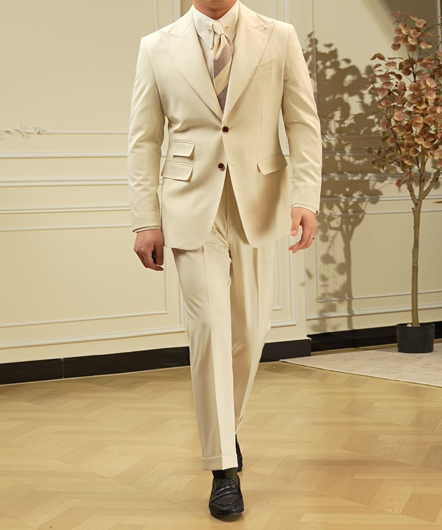 【NEW ITEM】スリムフィット シングルブレスト 2つボタン 無地 ワイドカラー フラップポケット チェンジポケット 機能性抜群 シワになりにくい ピークドラペル テーラード ジャケット