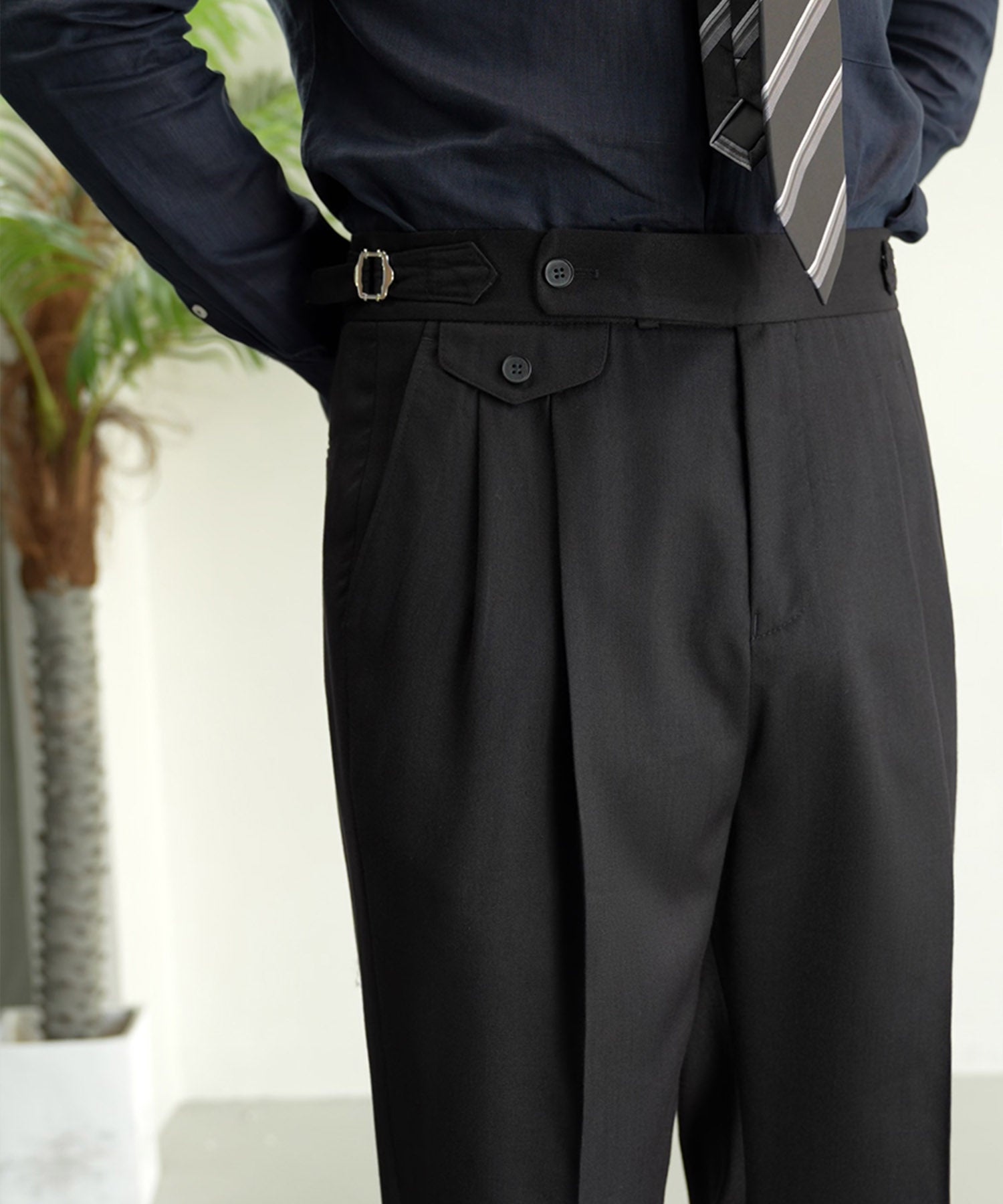 スリムフィット 2つボタン ウエストサイドベルト サイドアジャスター Dカン サイズ調整可能 ツータック クリース シワになりにくい ダブル トラウザー パンツ スラックス ズボン