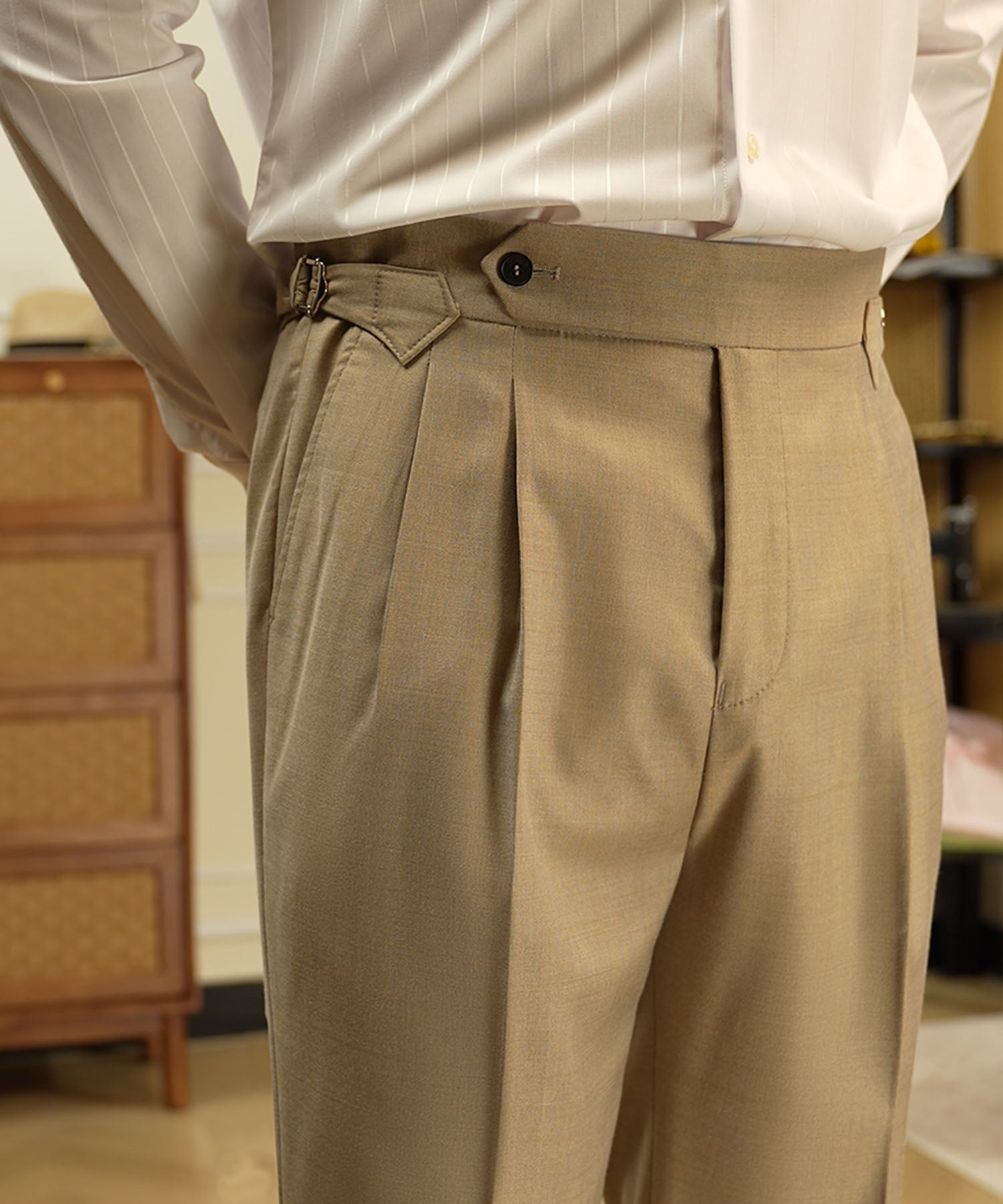 レギュラーフィット 1つボタン ウエストサイドベルト アジャスター サイズ調整可能 ツータック クリース シワになりにくい ハイウエスト スタンダード ダブル トラウザー パンツ スラックス ズボン