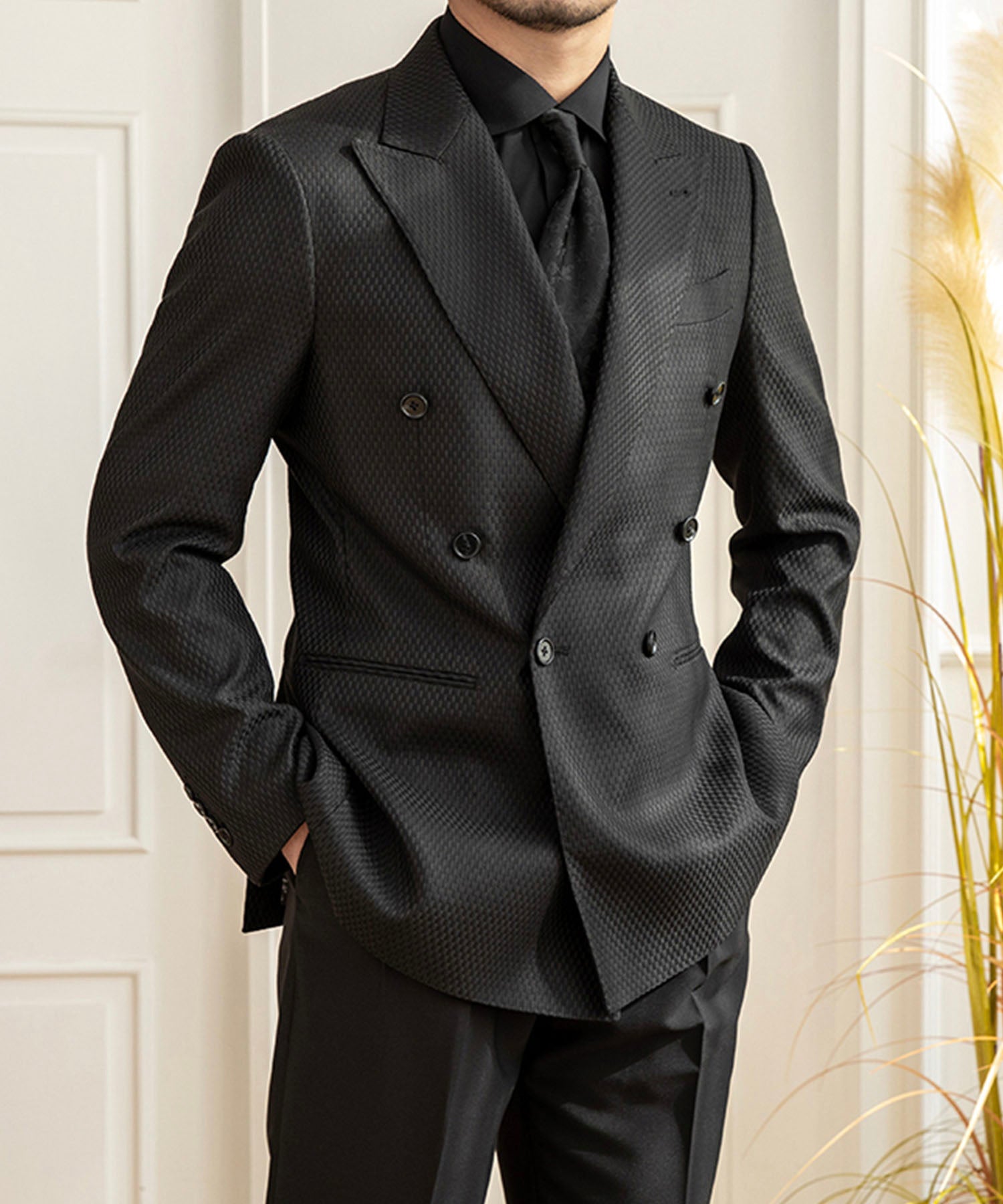 【ドラマ着用】スリムフィット 機能性抜群 ダブルブレスト 6つボタン 玉縁ポケット ヘリンボーン ピークドラペル トラッドスタイル シワになりにくい エレガンス セットアップ