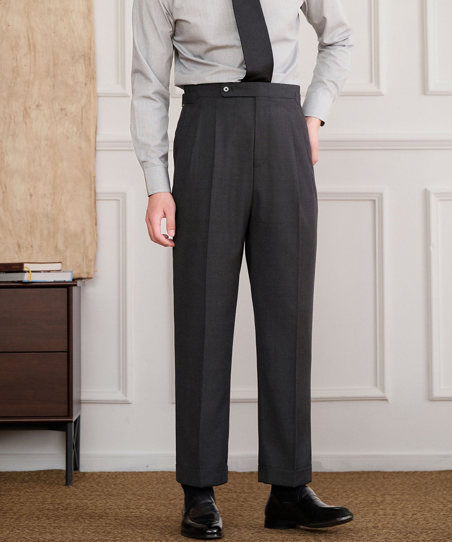 【NEW ITEM】スリムフィット 1つボタン ウエストサイドベルト サイズ調整可能 ハイウエスト タック クリース クラシック シワになりにくい ダブル トラウザー パンツ スラックス ズボン