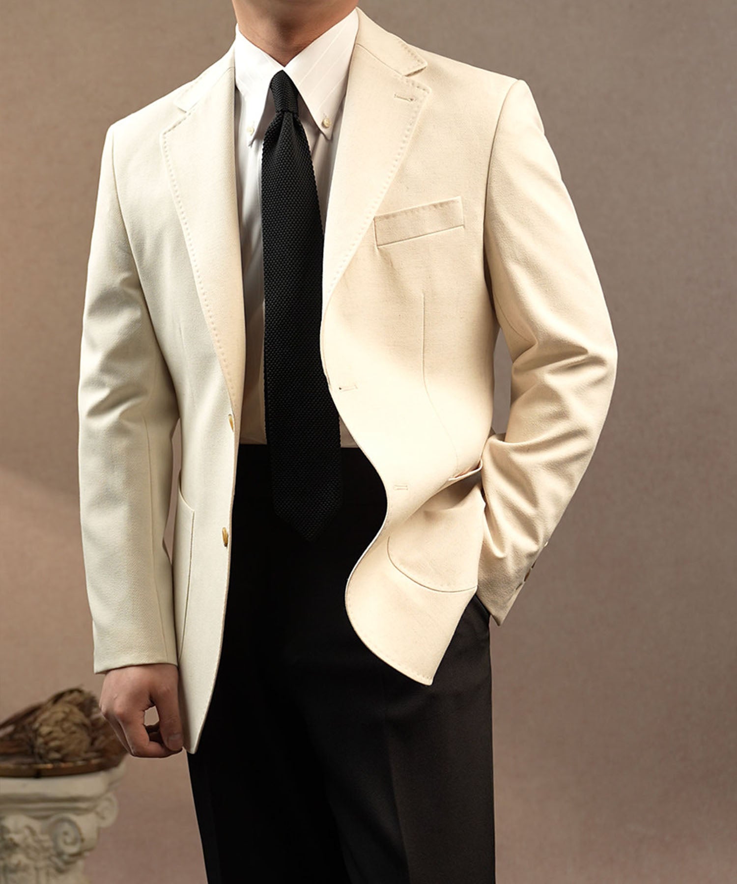 【NEW ITEM】スリムフィット シングルブレスト 2つボタン ノッチドラペル パッチポケット クラシック スタンダード 機能性抜群 シワになりにくい エレガント テーラード ジャケット