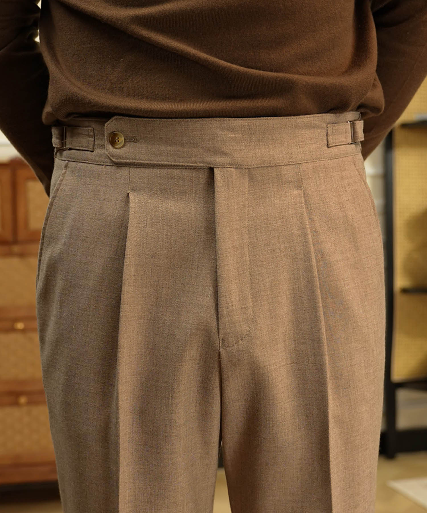 レギュラーフィット 1つボタン ウエストサイドベルト アジャスター サイズ調整可能 タック クリース シワになりにくい エレガント ストレート ダブル トラウザー パンツ スラックス ズボン