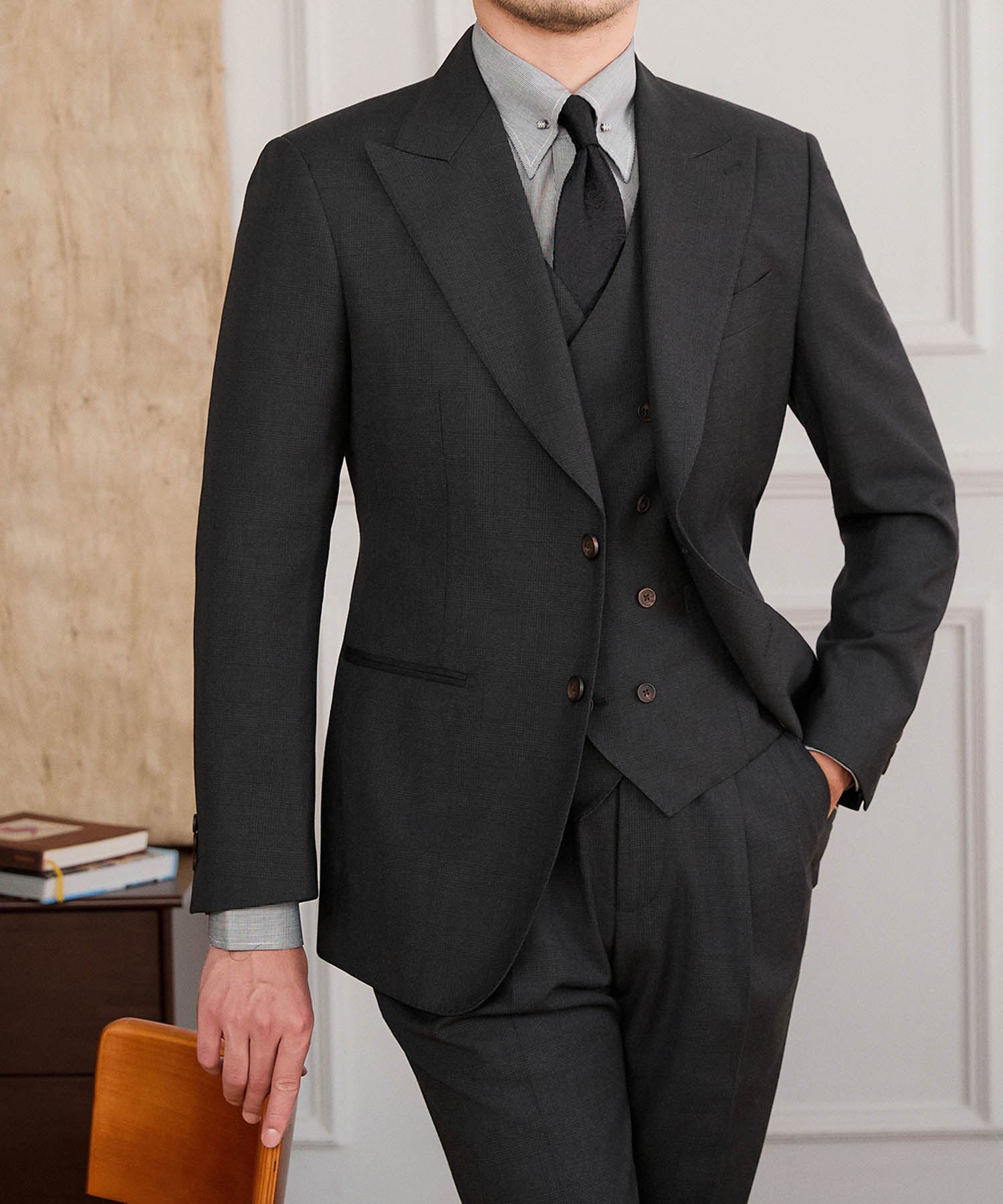 【NEW ITEM】スリムフィット シングルブレスト 2つボタン ピークドラペル 玉縁ポケット 無地 ミニマル クラシック スタンダード 機能性抜群 シワになりにくい エレガント スリーピース セットアップ