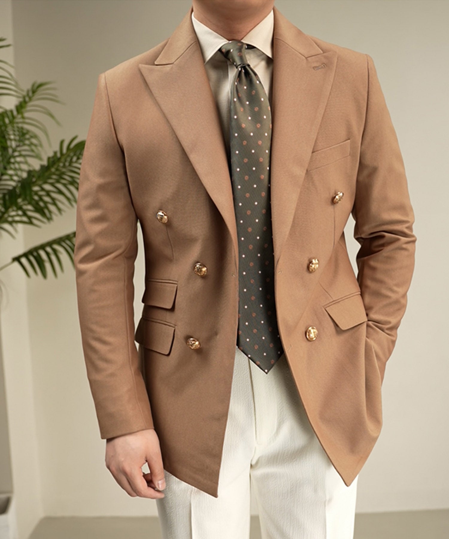 スリムフィット ダブルブレスト 6つボタン 無地 フラップポケット チェンジポケット 機能性抜群 シワになりにくい ピークドラペル エレガント テーラード ジャケット