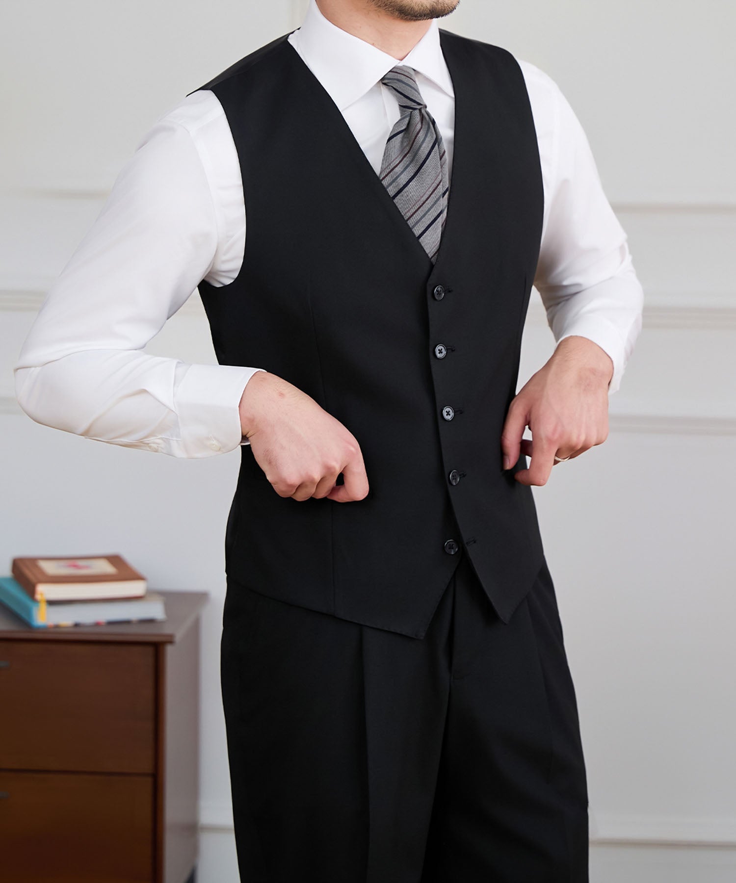 【NEW ITEM】スリムフィット シングルブレスト 5つボタン 玉縁ポケット 機能性抜群 シワになりにくい クラシック スタンダード ジレ ベスト