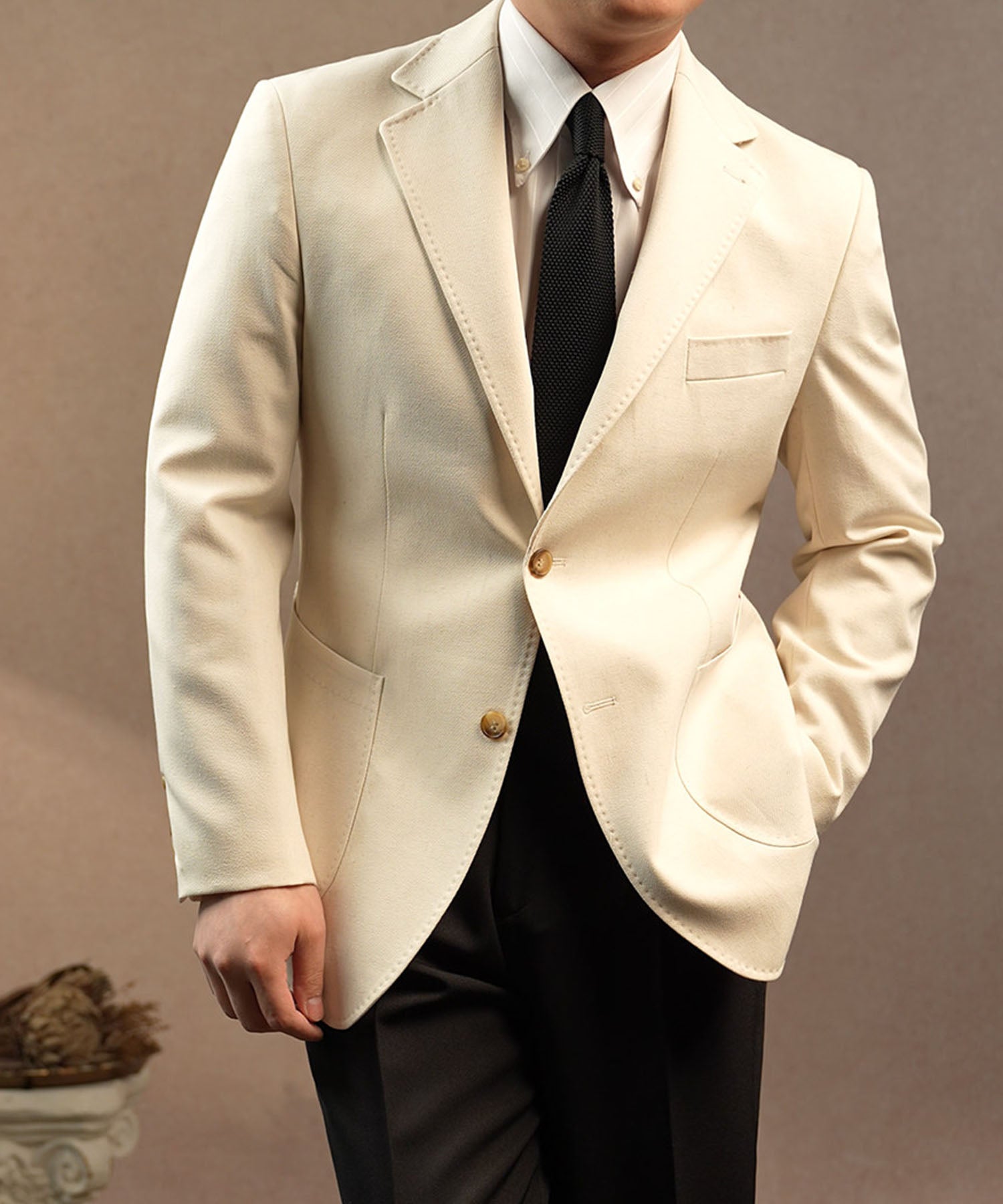 【NEW ITEM】スリムフィット シングルブレスト 2つボタン ノッチドラペル パッチポケット クラシック スタンダード 機能性抜群 シワになりにくい エレガント テーラード ジャケット