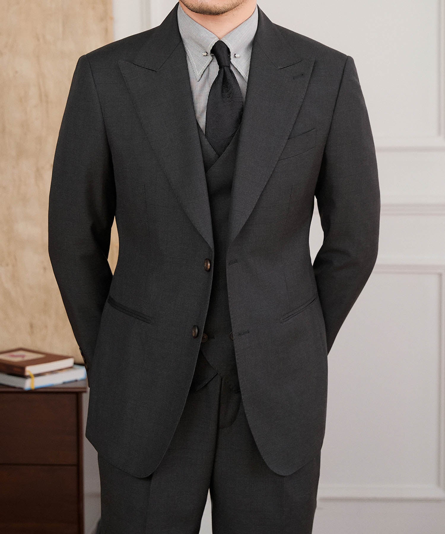 【NEW ITEM】スリムフィット シングルブレスト 2つボタン ピークドラペル 玉縁ポケット 無地 ミニマル クラシック スタンダード 機能性抜群 シワになりにくい エレガント スリーピース セットアップ