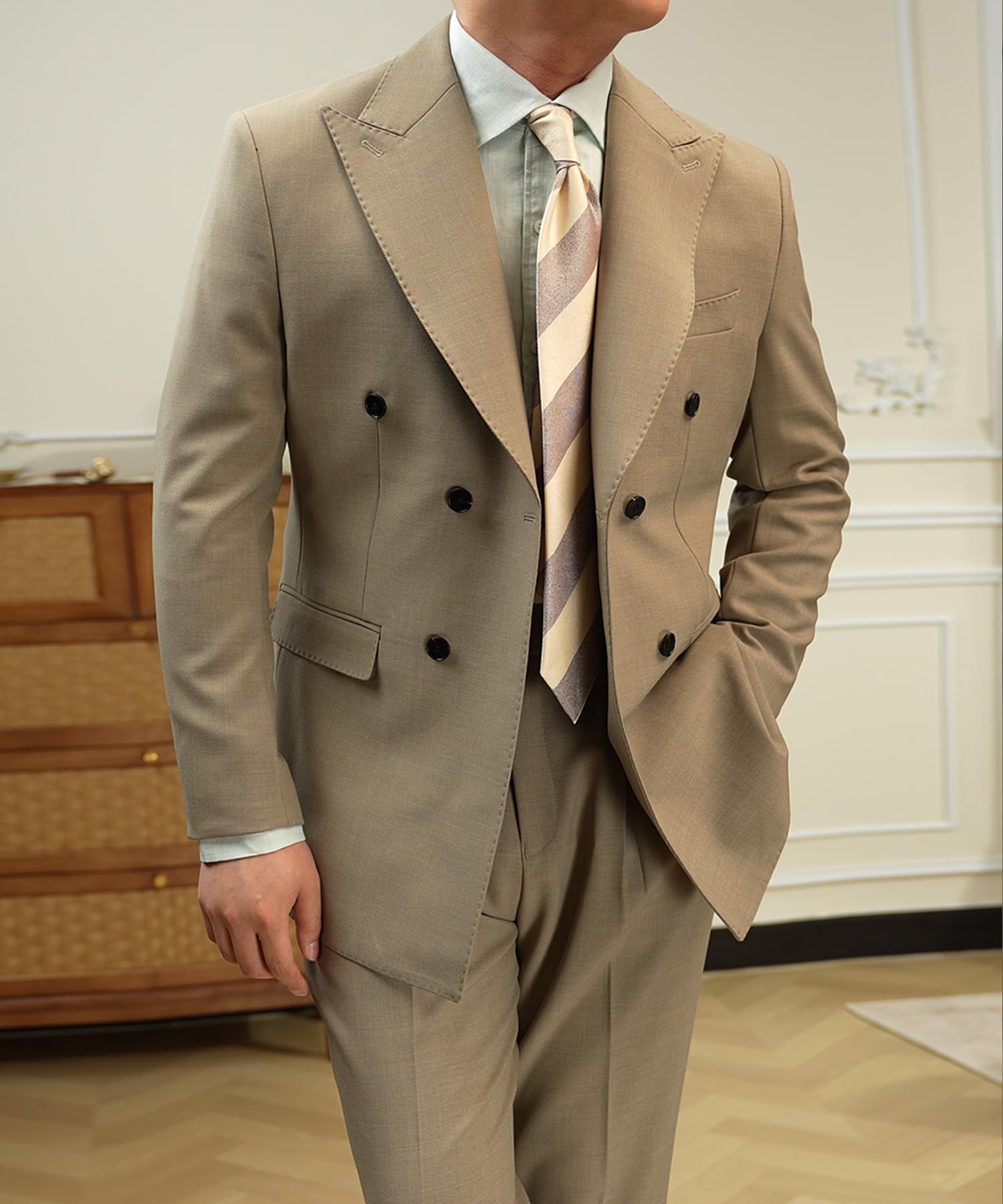 スリムフィット ダブルブレスト 6つボタン 無地 フラップポケット 機能