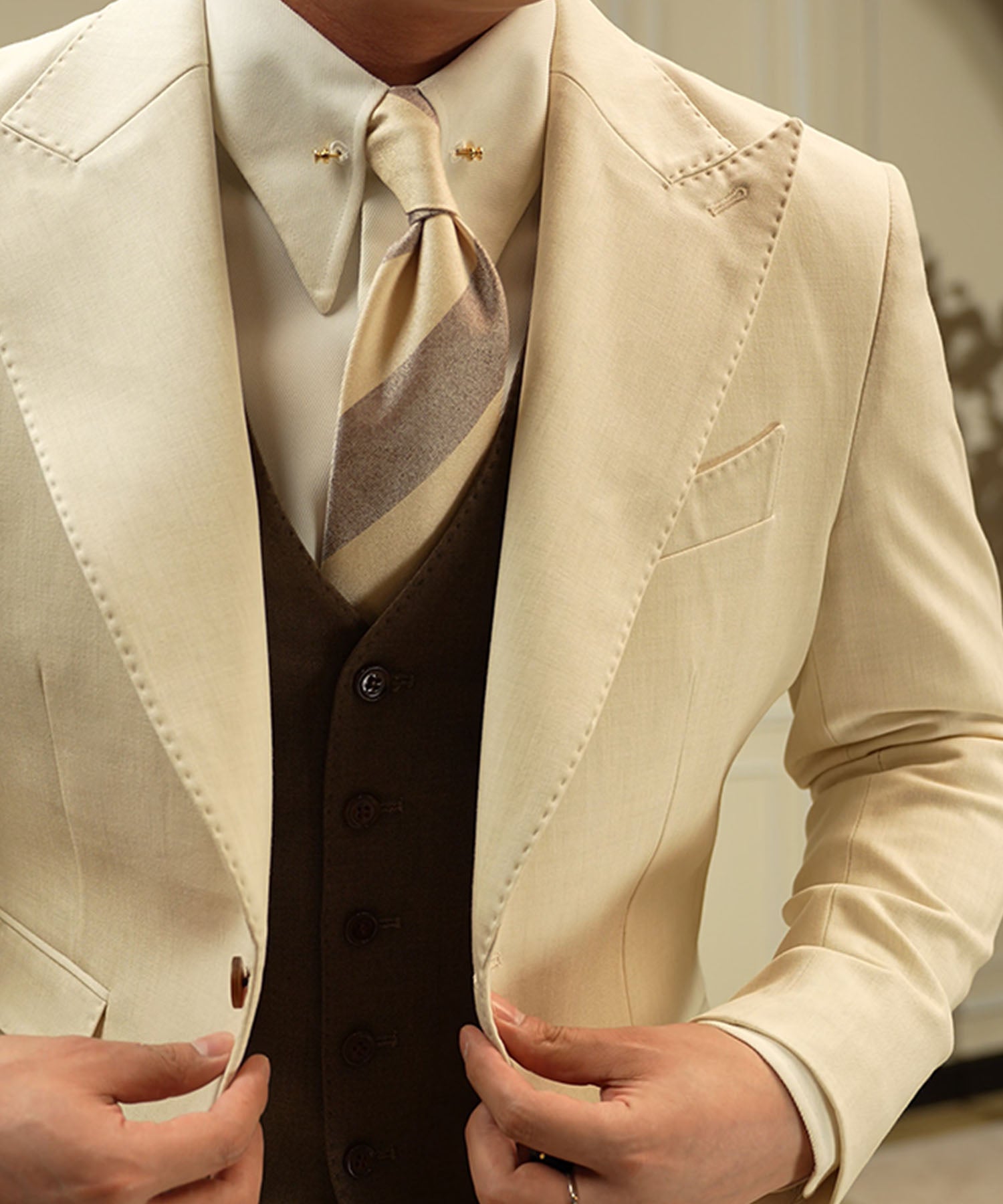 【NEW ITEM】スリムフィット シングルブレスト 2つボタン 無地 ワイドカラー フラップポケット チェンジポケット 機能性抜群 シワになりにくい ピークドラペル テーラード ジャケット