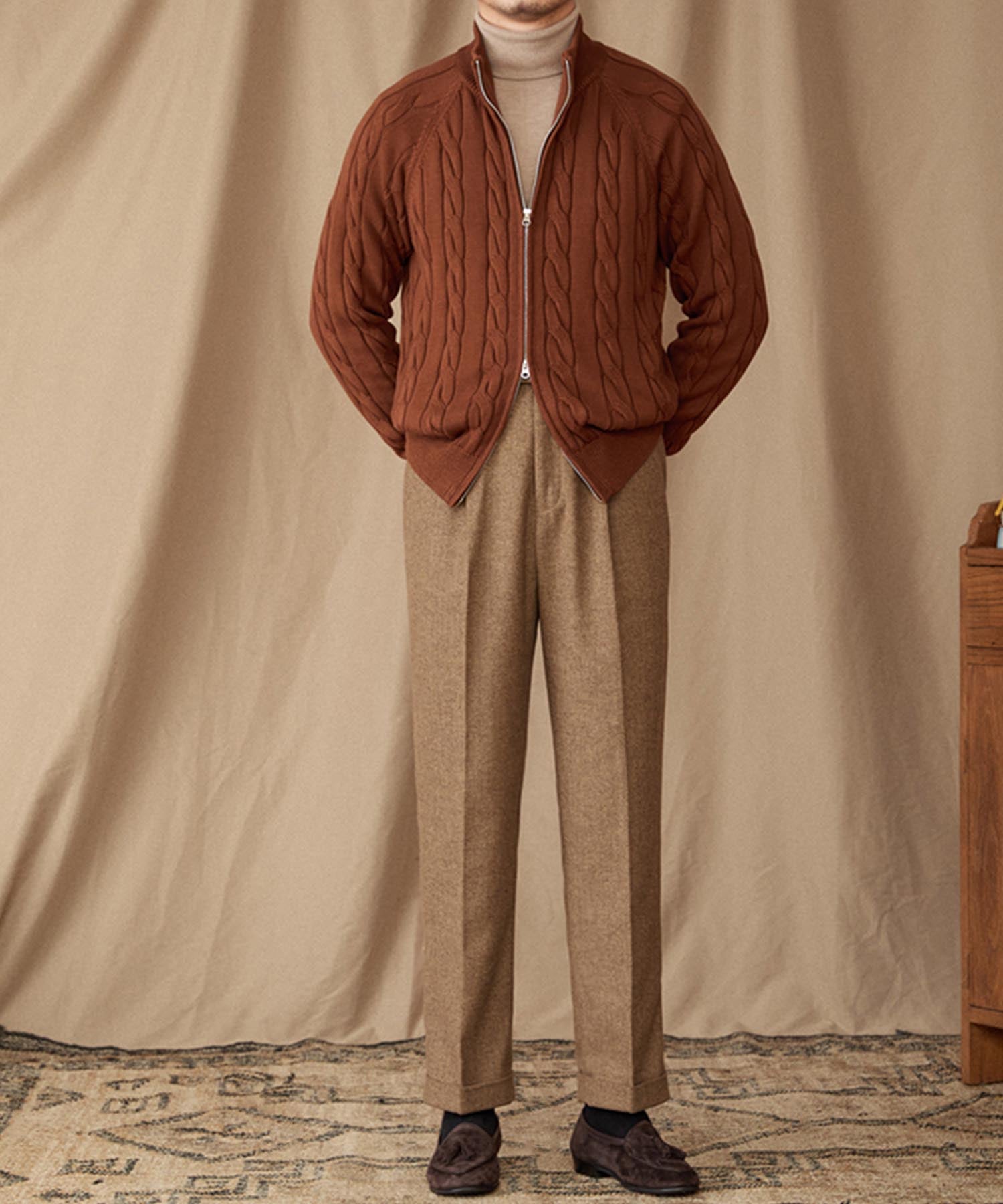 【NEW ITEM】スリムフィット 2WAY 機能性抜群 綿 天然素材 オープン ジップ ケーブル編み シワになりにくい 清潔感 トップス リブ ニット セーター