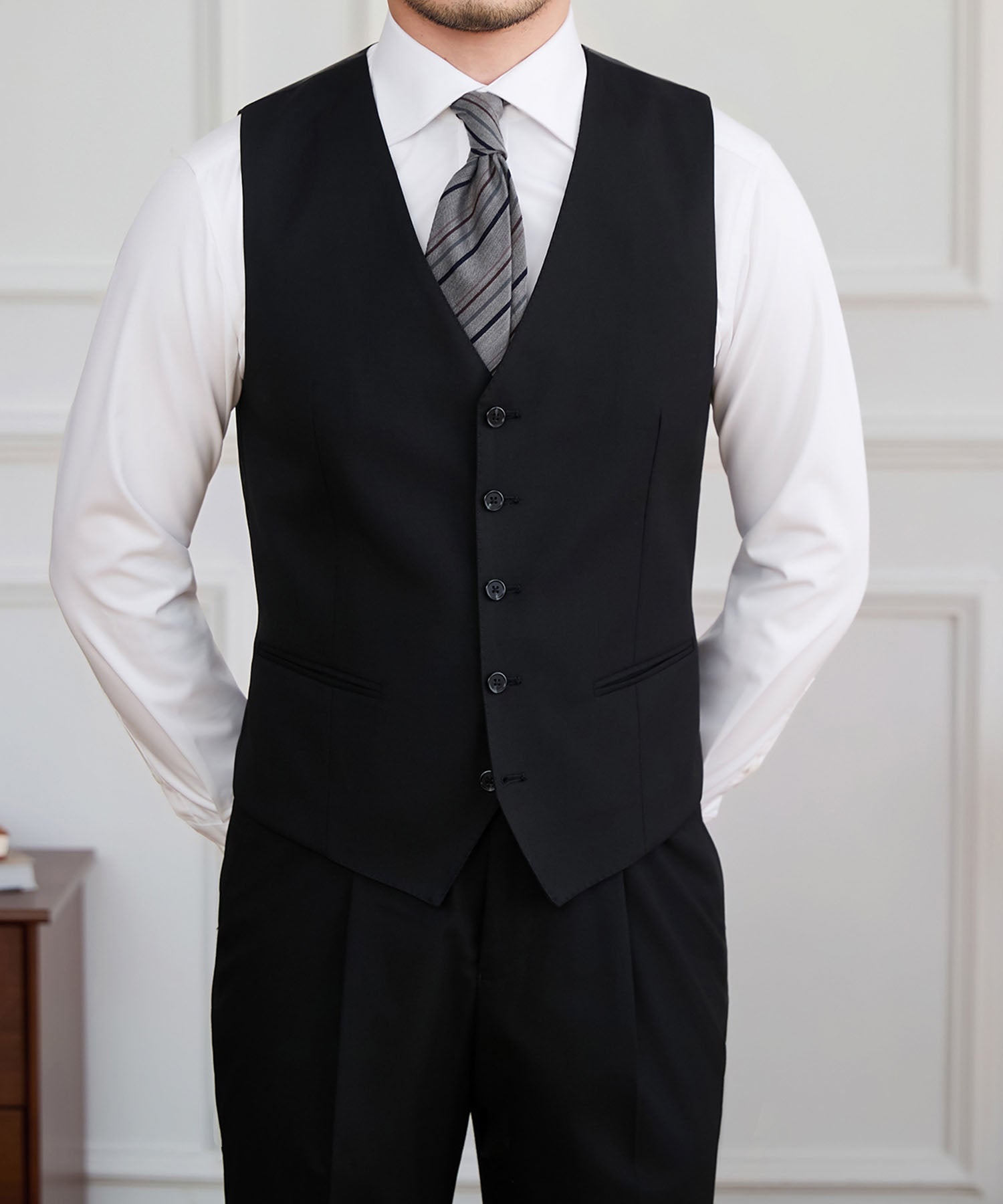 【NEW ITEM】スリムフィット シングルブレスト 5つボタン 玉縁ポケット 機能性抜群 シワになりにくい クラシック スタンダード ジレ ベスト