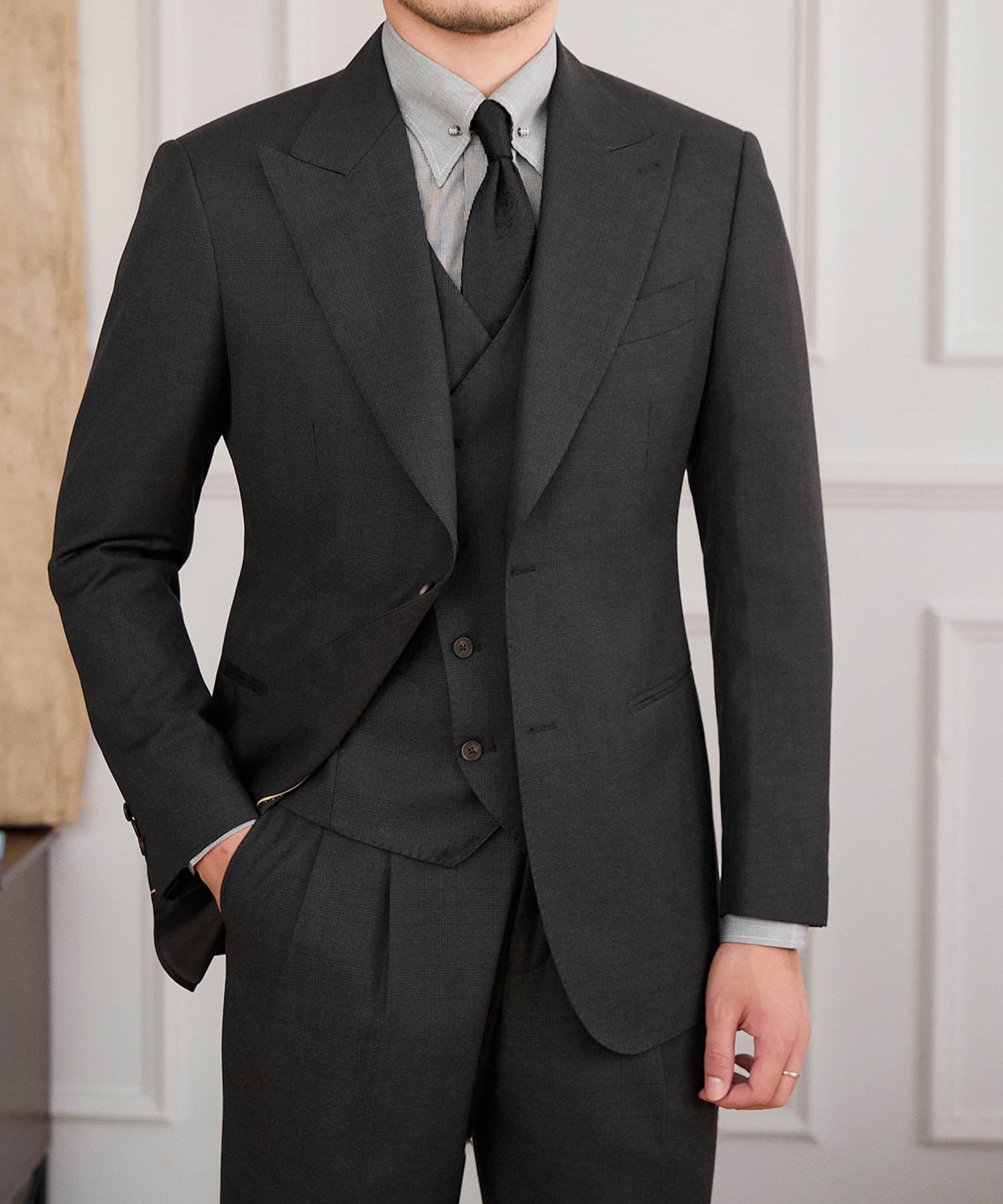 【NEW ITEM】スリムフィット シングルブレスト 2つボタン ピークドラペル 玉縁ポケット 無地 ミニマル クラシック スタンダード 機能性抜群 シワになりにくい エレガント スリーピース セットアップ