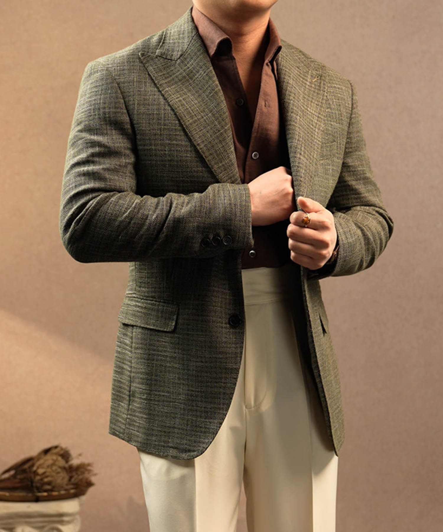 【NEW ITEM】スリムフィット シングルブレスト 2つボタン チェック 柄 ウール 天然素材 ピークドラペル フラップポケット クラシック スタンダード 機能性抜群 シワになりにくい エレガント テーラード ジャケット