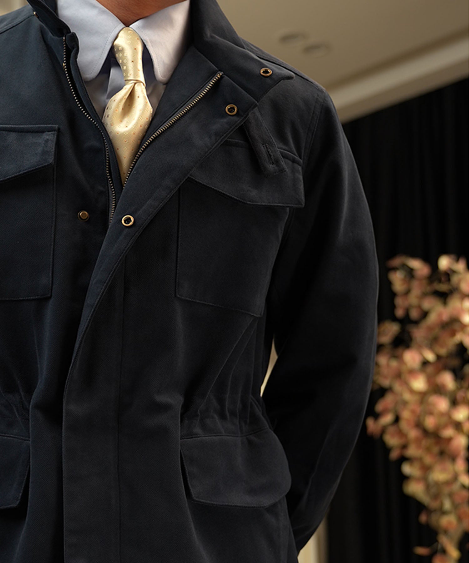 【NEW ITEM】レギュラーフィット ジップアップ 比翼仕立て 無地 フラップポケット 機能性抜群 防風性 シワになりにくい ミリタリー フィールド ジャケット