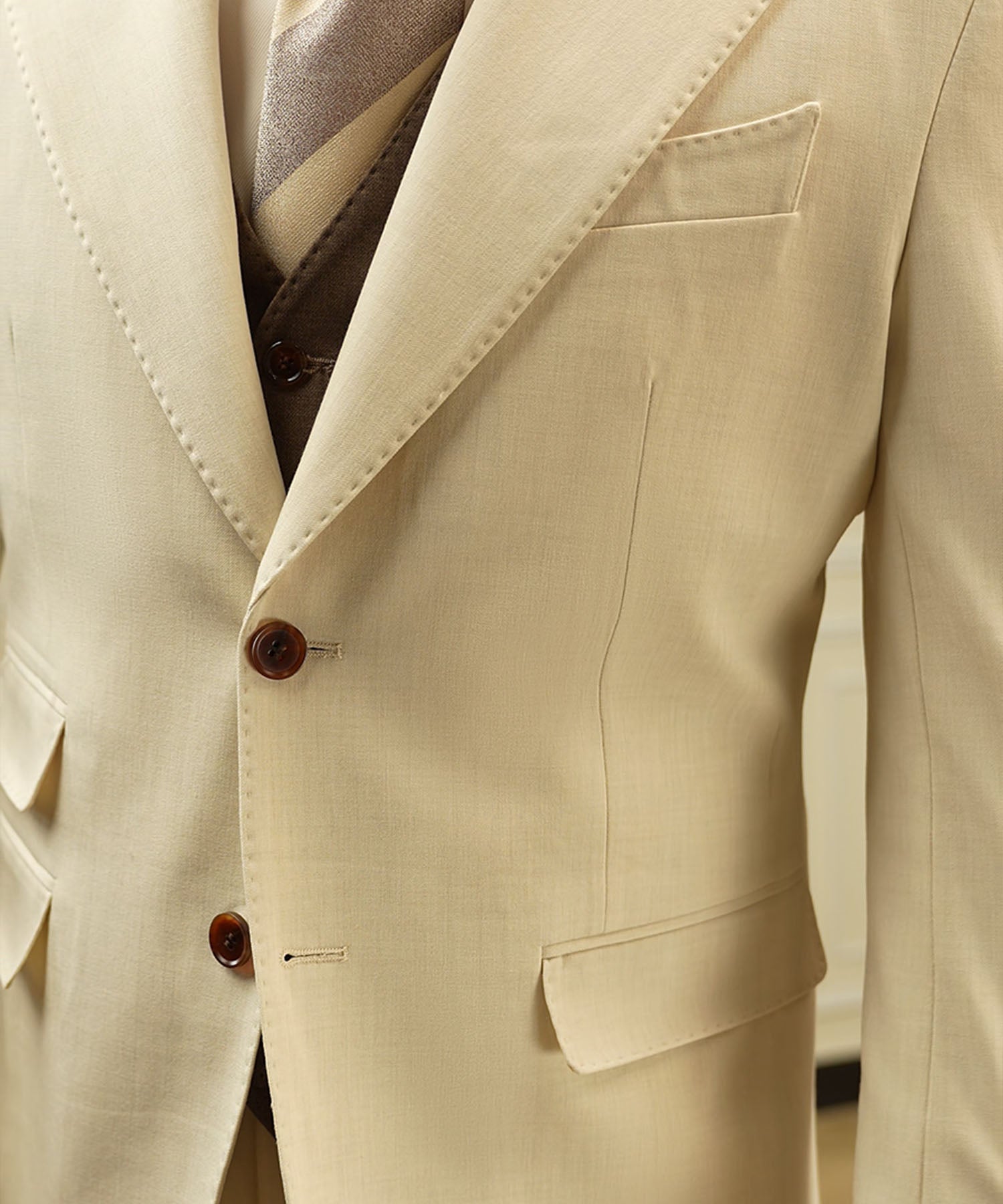 【NEW ITEM】スリムフィット シングルブレスト 2つボタン 無地 ワイドカラー フラップポケット チェンジポケット 機能性抜群 シワになりにくい ピークドラペル テーラード ジャケット