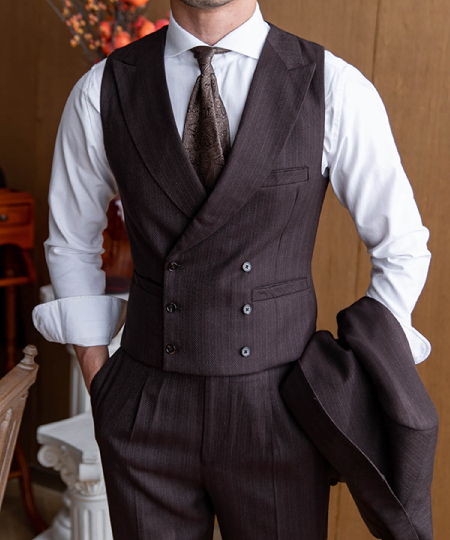 スリムフィット ダブルブレスト 6つボタン ピンストライプ 柄 胸ポケット バックベルト 尾錠 ピークドラペル トラッドスタイル ベスト
