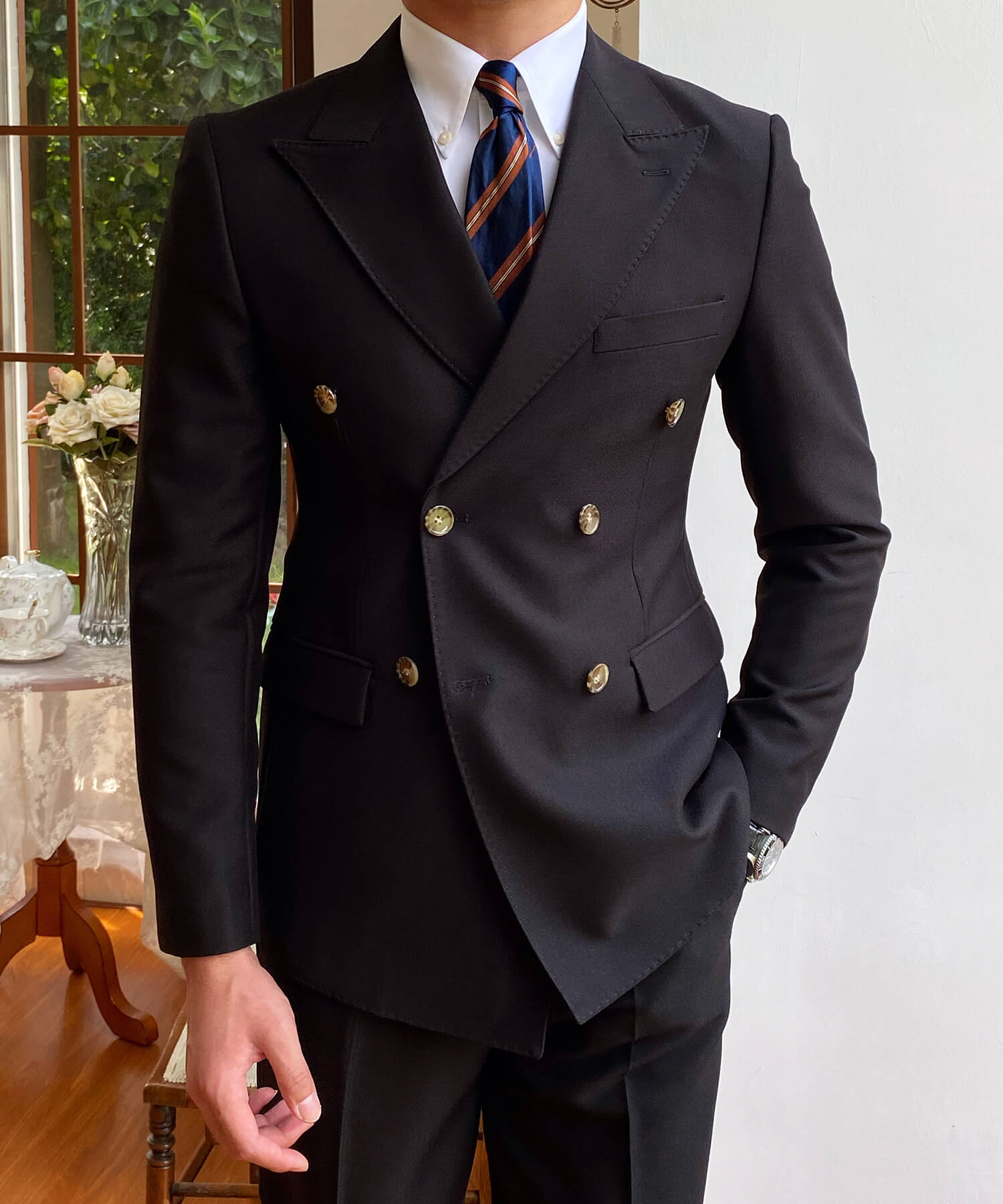 【ドラマ着用】スリムフィット 機能性抜群 ダブルブレスト フロントダーツ フラップポケット 胸ポケット 6つボタン 無地 ワイドカラー ピークドラペル シワになりにくい エレガンス ジャケット