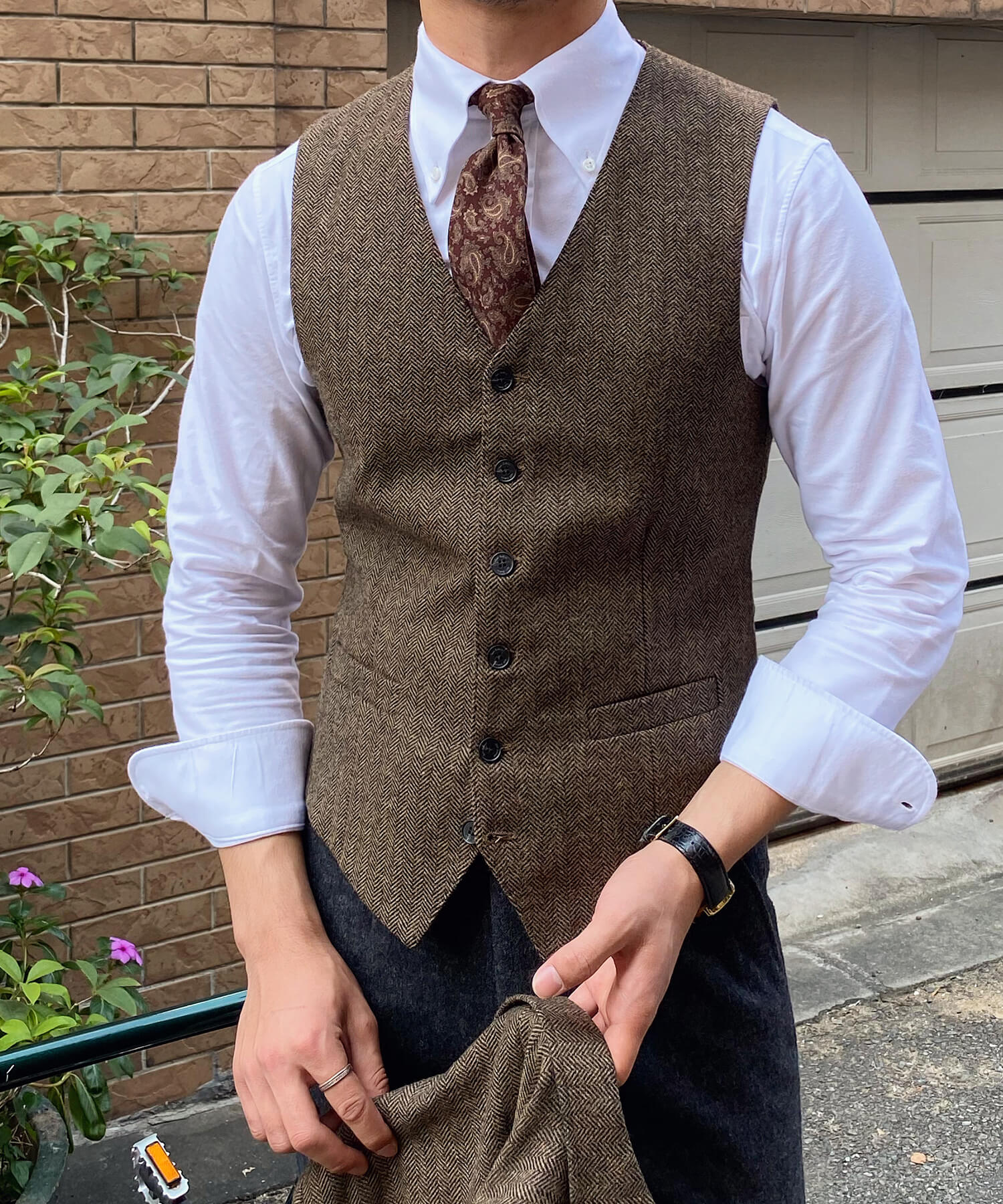 スリムフィット シングルブレスト 6つボタン 箱ポケット ヘリンボーン 柄 ベーシック ノーカラー トラッドスタイル ベスト